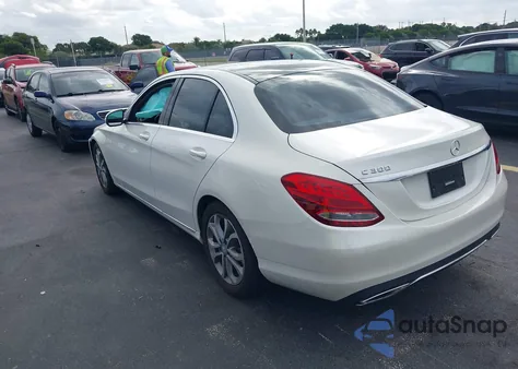 2015 Mercedes-Benz C 300 из США, поврежденный, VIN 55SWF4JB9FU068760